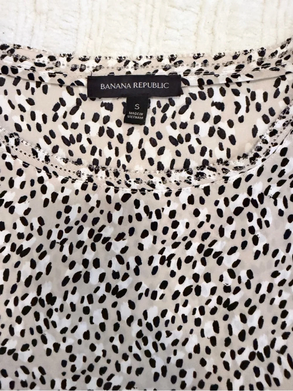 Banana Republic Beige and Black Spot Print Short Sleeve Top - Picture 3 of 4